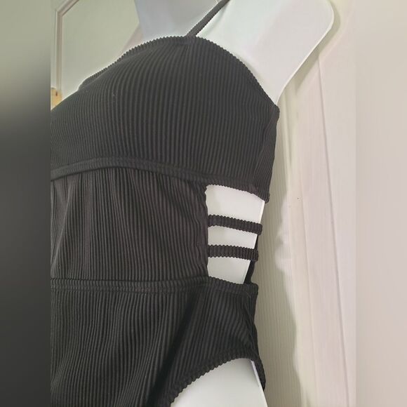 NWT Swimsuit Textured One Piece - Picture 5 of 8